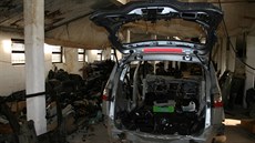 Audi zmizelo v sobotu majitelům v Německu, cizí řidič s ním havaroval stejný den u Hradce.