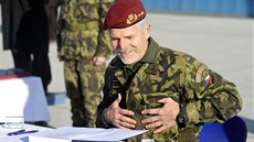 Náelník generálního tábu Petr Pavel pi podpisu zaloení nové základny v...