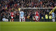 PRVNÍ GÓL CITY. Sergio Agüero (vlevo) se trefuje proti Arsenalu po rohovém kopu.