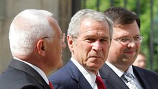 Václav Klaus, americký prezident George Bush a �editel protokolu prezidenta...