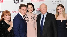 Autor seriálu Panství Downton Julian Fellowes (druhý zprava) a herci Lesley...