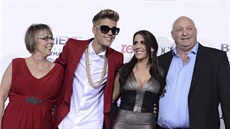Justin Bieber s matkou Pattie Mallette a jejími rodii Diane a Brucem Daleovými...
