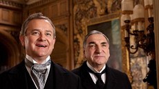 Hugh Bonneville a Jim Carter v seriálu Panství Downton (2010)