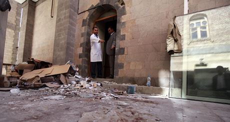 Lékai z vojenské nemocnice v jemenském Saná obhlíí následky teroristického...