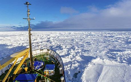 Záchrana cestujících na ruské lodi uvázlé v Antarktid se odkládá.