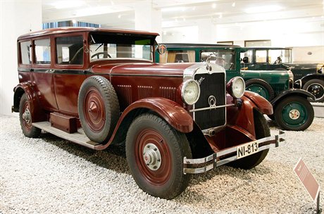 Praga Grand 8 (1929) s uzavenou sedmimstnou tydveovou karoseri s vnitn...