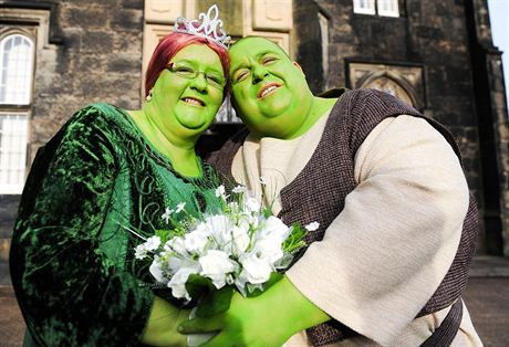 Anglický pár se na svatbu pevlékl za Shreka a Fionu.