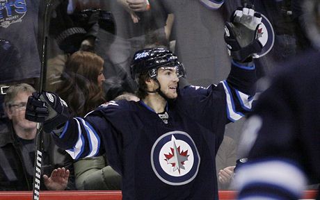 RADOST Z GLU. Michael Frolik z Winnipegu oslavuje trefu v zpase NHL proti...