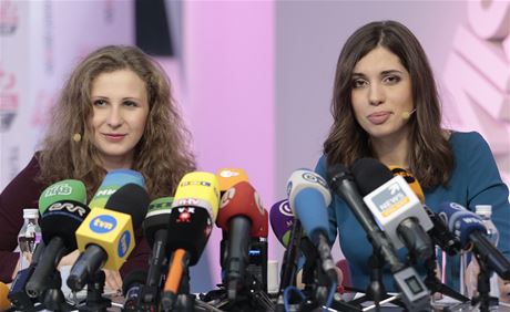 Marija Aljochinová (vlevo) a Nadda Tolokonnikovová na tiskové konferenci. 