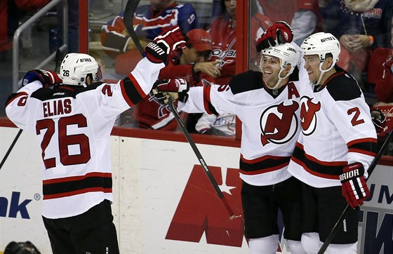 Hokejisté New Jersey slaví vítznou trefu na led Washingtonu. Zleva: Patrik...