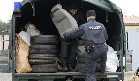 Před Vánoci německá policie převzala také auta a díly nalezené při domovních...