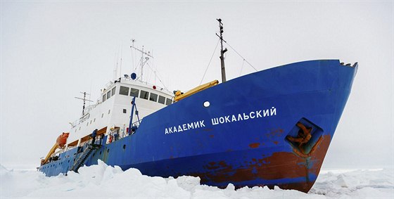 Ruská výzkumná lo Akademik okalskij se po dvou týdnech ledového sevení vymanila z ker