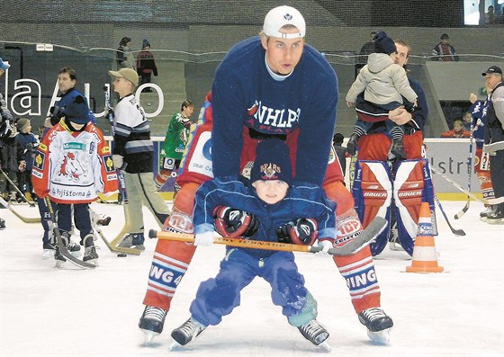 Při vánočním hokejovém dni učí děti bruslit i střílet zkušení hokejisté....