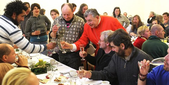Dominik Duka uvítal na vánočním obědě chudé, bezdomovce, uprchlíky a osamělé...