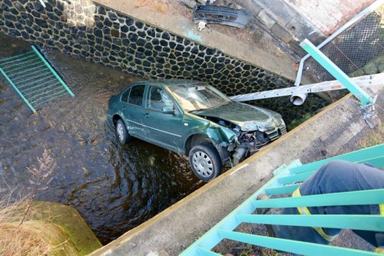 Volkswagen prorazil zábradlí a skonil v ece Mandav.