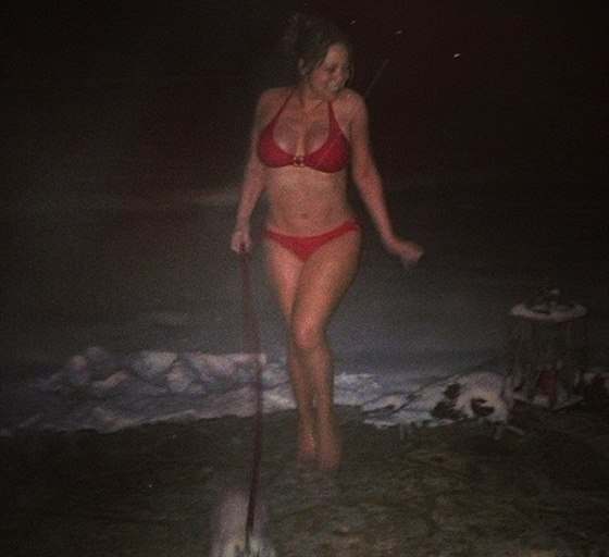 Mariah Carey neváhá pózovat v plavkách i na sněhu.