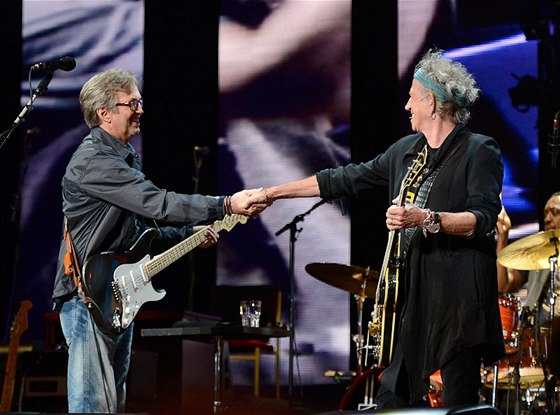 Eric Clapton a Keith Richards na festivalu Crossroads 2013. Kytarista Rolling Stones zde vymnil Telecastera za kytaru od firmy Gibson.