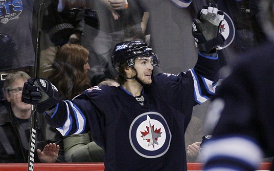 RADOST Z GÓLU. Michael Frolik z Winnipegu oslavuje trefu v zápase NHL proti...