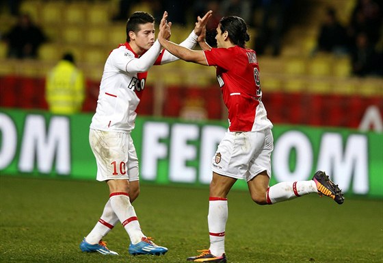 James Rodriguez (vlevo) a Radamel Falcao se radují po gólu.