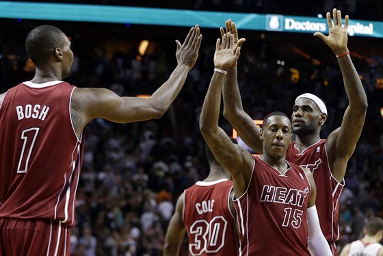 RADOST Z VÍTZSTVÍ. Basketbalisté Miami Heat oslavují velký obrat, který se jim...