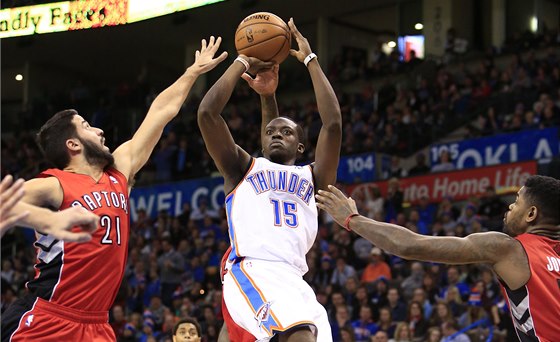 Reggie Jackson z Oklahoma City Thunder stílí v utkání proti celku Toronto