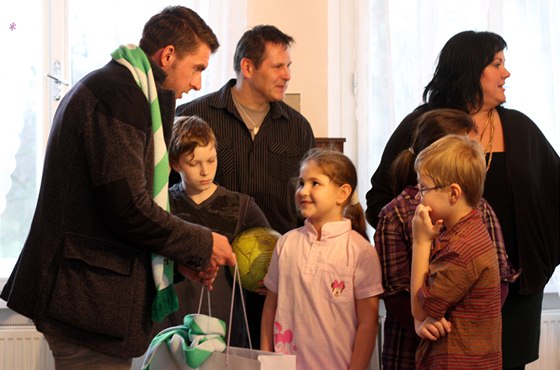 Zdenk Grygera rozdává dárky dtem v dtském domov v rámci projektu Zelený
