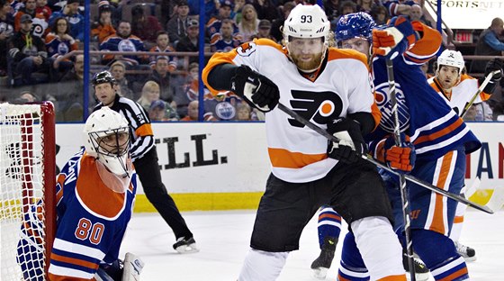 Jakub Voráek z Philadelphie bojuje ped brankou Edmontonu. 