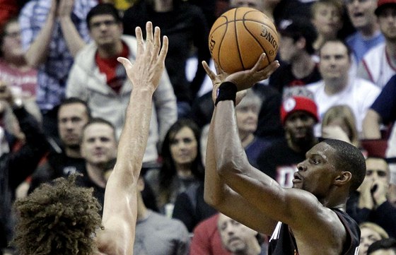 Chris Bosh z Miami stílí v utkání proti Protlandu. 