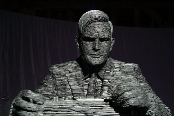 Socha Stephen Kettle vytvoil z bidlice 1,5tunovou sochu Alana Turinga,...