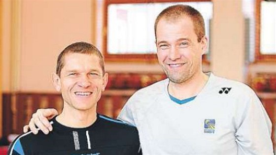 Trenér eských badmintonist Tomasz Mendrek (vlevo) s dánským kouem Peterem...