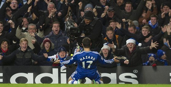 RADOST S PLNÝMI TRIBUNAMI. Krajní záloník Chelsea Eden Hazard (na snímku)...