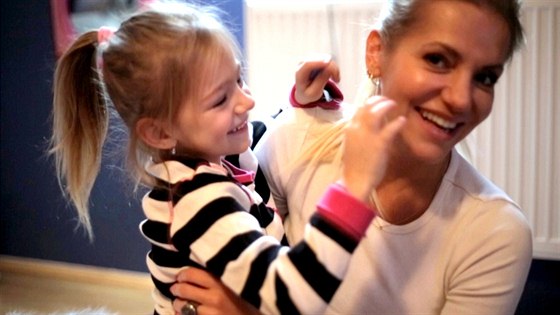 Dara Rolins a její dcera Laura v klipu Ver mi