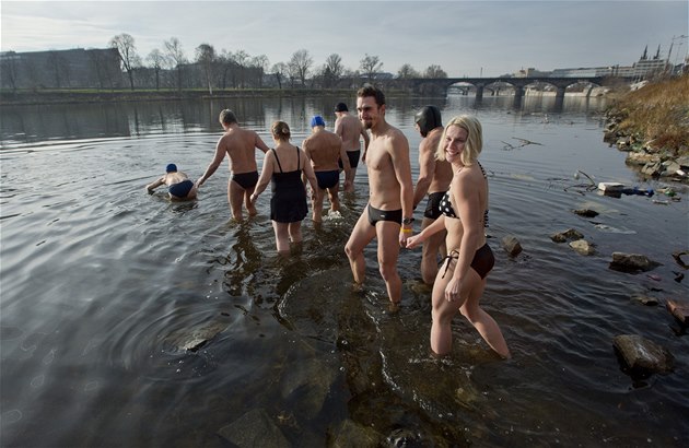 Otuilci dnes naskákali do Vltavy.