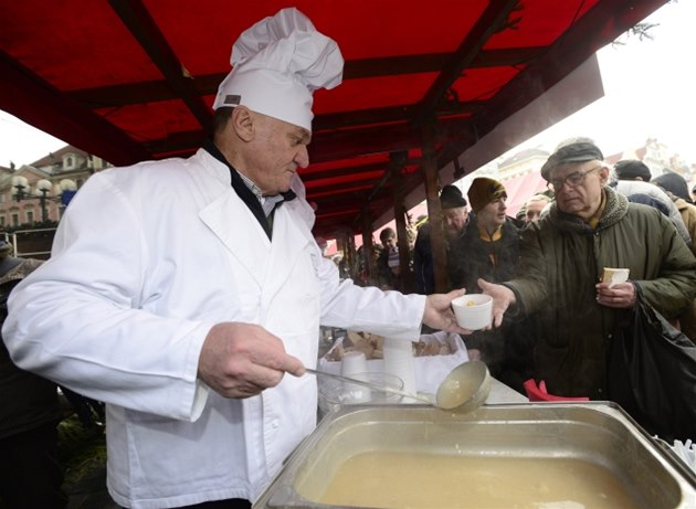 Loni ještě rozléval polévku tehdejší primátor Bohuslav Svoboda.