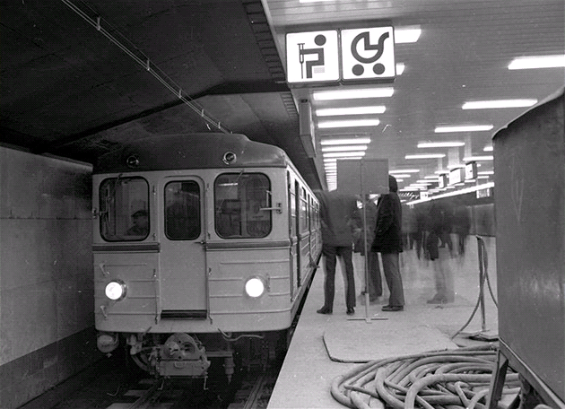 22. prosince ve 22 hodin metro vbec poprvé vyjelo do tunelu na zkuební jízdu