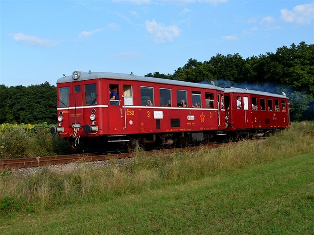 Vlak sloený ze 2 motorových voz M 131.1, za povimnutí stojí rozdílný zpsob...
