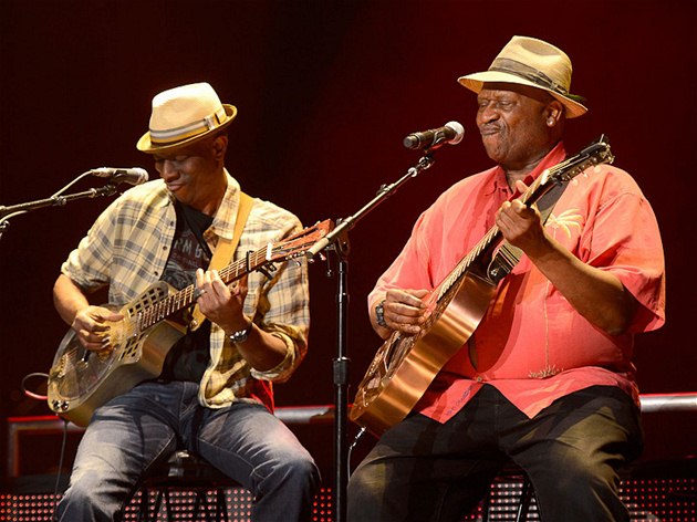 Přátelské posezení dvou bluesmanů na verandě. Dvě legendy vydaly společné album