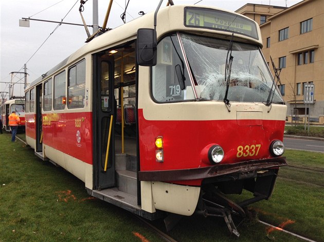 Nehoda tramvají na zastávce Hradanská (20.12.2013)