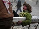 Obyvatelé Damaku odnáejí dít zranné pi ostelování povstaleckých tvrtí...