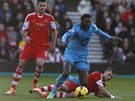 USTOJÍM TO. Emmanuel Adebayor (v modrém) z Tottenhamu u míe v utkání proti
