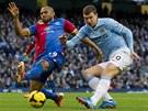 STELECKÝ POKUS. Edin Deko z Manchesteru City (vpravo) a Danny Gabbidon z