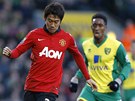 UTEU TI. indi Kagawa z Manchesteru United (vlevo) s míem ped Leroyem Ferem