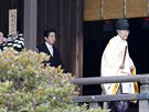 Japonský premiér inzó Abe (druhý zleva) navtívil kontroverzní tokijskou...