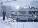 Ruský zdravotník si fotí záchranáský vz u helikoptéry poblí vznice, z ní...