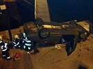 Na Hlávkov most v Praze prorazilo v pondlí veer auto zábradlí a spadlo z...