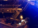Na Hlávkově mostě v Praze prorazilo v pondělí večer auto zábradlí a spadlo z...