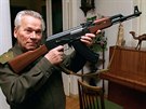 Michail Kalašnikov na fotografii z roku 1997 předvádí pušku, která ho...