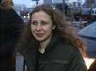 Marija Aljochinová hovoí po svém proputní k novinám ped nádraím v Niním...