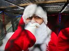 Santa Claus v kleci v praské zoo (19. prosince 2013)