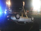 Z Hlávkova mostu v Praze spadl Mercedes, řidiči se nic nestalo (23. prosince